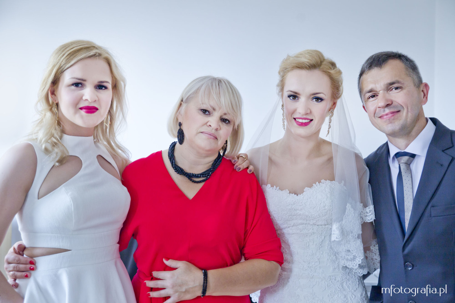 Portret ślubny Panny Młodej ze świadkową i rodzicami